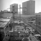 Byggnation av Medborgarhuset med Krämarens höghus i bakgrunden, januari 1964