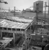 Snö på taken vid Medborgarhuset under byggnation, januari 1964