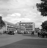 Bilar och cyklar vid Sjukkassan på Fredsgatan, 1960-tal