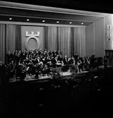 Dirigent med blomster efter musikföreställning på Konserthuset, 1960-tal