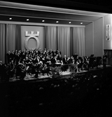 Dirigent med blomster efter musikföreställning på Konserthuset, 1960-tal