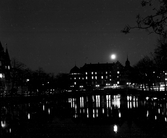 Månen lyser över Örebro slott, 1960-tal