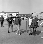 Elever på skolgården på Södra Lillåstrandskolan, 1960-tal