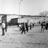 Pojkar springer och busar på skolgården på Södra Lillåstrandskolan, 1960-tal