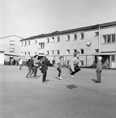 Flickor hoppar hopprep på Södra Lillåstrandskolans skolgård, 1960-tal