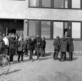 Elever går ut på Olaus Petriskolans skolgård, 1960-tal