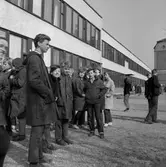 Elever på Olaus Petriskolans skolgård, 1960-tal