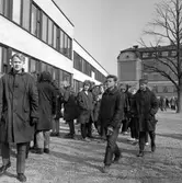 Elever framför kameran på Olaus Petriskolans skolgård, 1960-tal