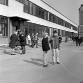Elever med hopprep på Olaus Petriskolans skolgård, 1960-tal