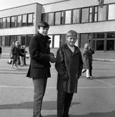 Elever och lärare på Olaus Petriskolans skolgård, 1960-tal
