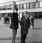Elever och lärare på Olaus Petriskolans skolgård, 1960-tal
