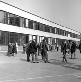 Elever har rast på Olaus Petriskolans skolgård, 1960-tal