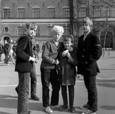 Gossar på Olaus Petriskolans skolgård, 1960-tal