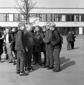 Ett gäng elever på Olaus Petriskolans skolgård, 1960-tal