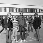 Elever på rast på Olaus Petriskolans skolgård, 1960-tal