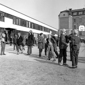 Rastvakt och elever på Olaus Petriskolans skolgård, 1960-tal