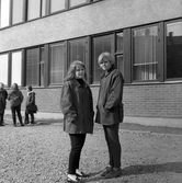 Två äldre elever på Olaus Petriskolans skolgård, 1960-tal