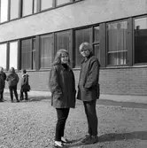 Två äldre elever på Olaus Petriskolans skolgård, 1960-tal