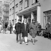 Elever vid Nikolai läroverk på promenad, 1960-tal