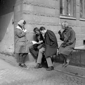 Elever diskuterar en bok vid Nikolai läroverk , 1960-tal