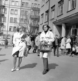 Elever utanför entrén till vid Nikolai läroverk , 1960-tal
