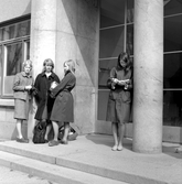 Elever väntar på trappan till vid Nikolai läroverk , 1960-tal