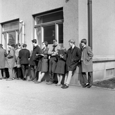 Elever i kö vid Nikolai läroverk , 1960-tal