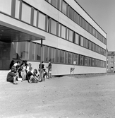 Elever vid entrén till Virginska skolan, 1960-tal