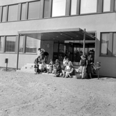 Elever på trappan till Virginska skolan, 1960-tal