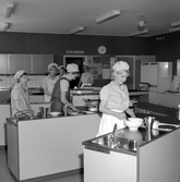 Elever lagar mat i skolköket på Virginska skolan, 1960-tal