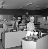 Elever lagar mat i skolköket på Virginska skolan, 1960-tal