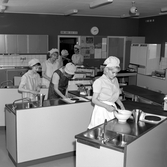 Elever lagar mat i Virginska skolans skolkök, 1960-tal