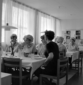 Elever och lärare i Virginska skolas matsal, 1960-tal