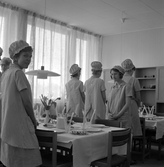 Bordsdukning av elever på Virginska skolan, 1960-tal