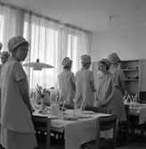 Bordsdukning av elever på Virginska skolan, 1960-tal