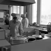Elever i skolköket på Virginska skolan, 1960-tal