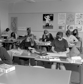 Klassrum på Virginska skolan med elever som målar, 1960-tal