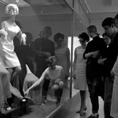 Elever gör skyltning med klädda skyltdockor på Virginska skolan, 1960-tal