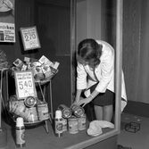 Elev gör skyltning för livsmedel på Virginska skolan, 1960-tal