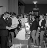 Elever lär sig kassahantering på Virginska skolan, 1960-tal