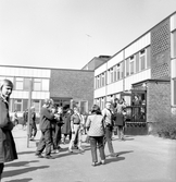 Elever på väg in i Birgittaskolan, 1960-tal