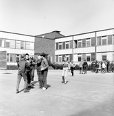 Elever på Birgittaskolans skolgård, 1960-tal