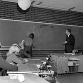 Undervisning vid svarta tavlan på Birgittaskolan, 1960-tal