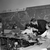 Lärare hjälper elev på Birgittaskolan, 1960-tal