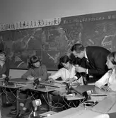 Lärare hjälper elev på Birgittaskolan, 1960-tal