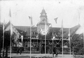 Societetshuset i Varberg klätt i festdräkt inför kungabesöket den 19 september 1886 med vajande flaggor, girlander och 