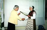 Överlämnande av gåva vid Örebro läns hembygdsförbunds årsstämma i Karlskoga, 2002-05-11