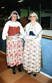 Damer i folkdräkt vid Örebro läns hembygdsförbunds årsstämma i Karlskoga, 2002-05-11