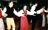 Bygdegillet dansar på Örebro läns hembygdsförbunds årsstämma i Karlskoga, 2002-05-11