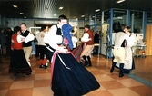 Bygdegillet dansar på Örebro läns hembygdsförbunds årsstämma i Karlskoga, 2002-05-11